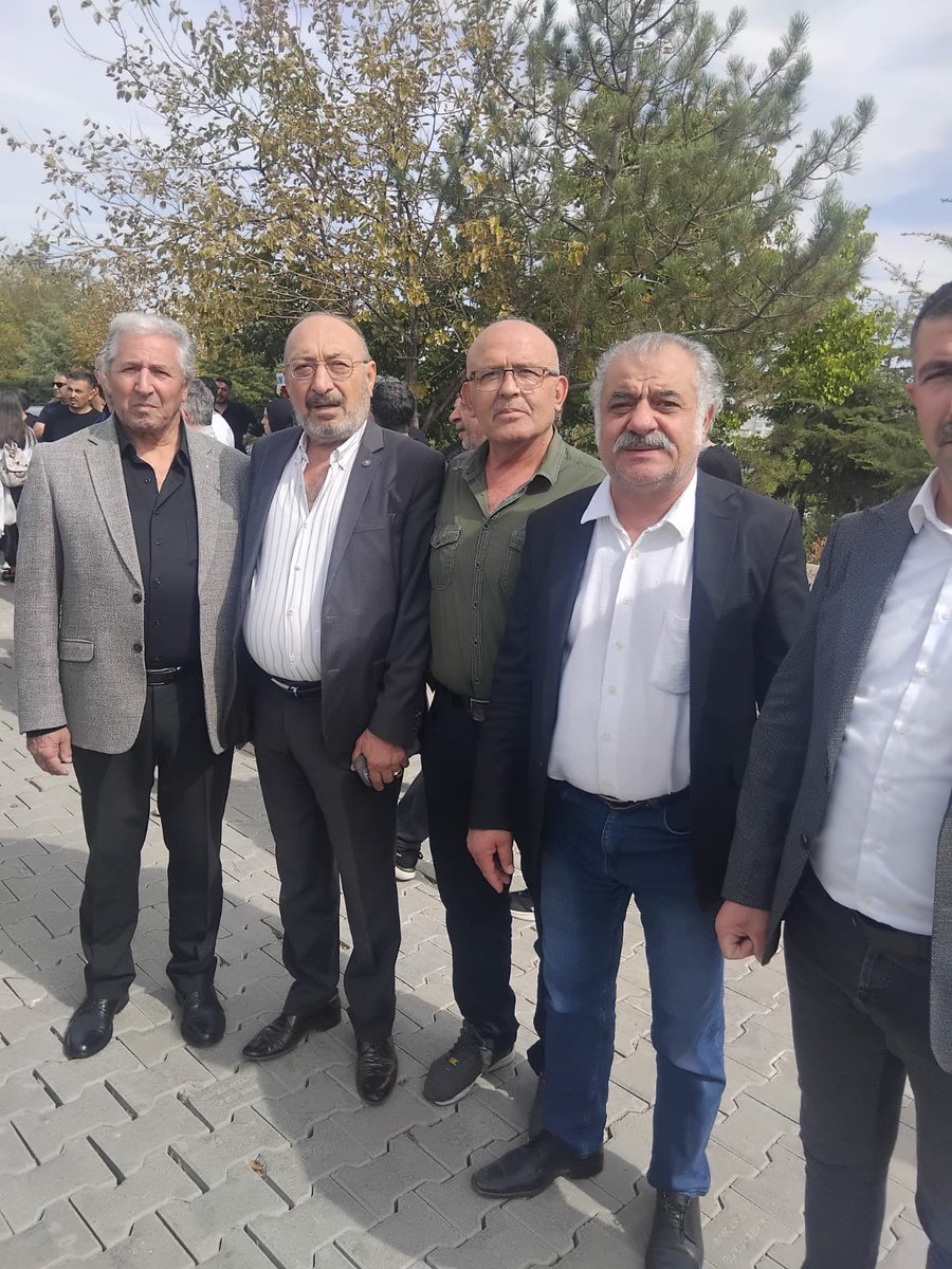 emekli_polis's tweet photo. Anayasa Mahkemesinin önünde Emekli memurlara verilmeyen seyyanen zam hak arayışı esnasında Emekli memurlar zordurumda geçinemiyoruz diyerek hayatına son veren Emekli Polis Ali Şekeroğlu meslektaşımıza son görevimizi yaptık 
Allah cc Rahmet diliyoruz https://t.co/ET2vgshiBz