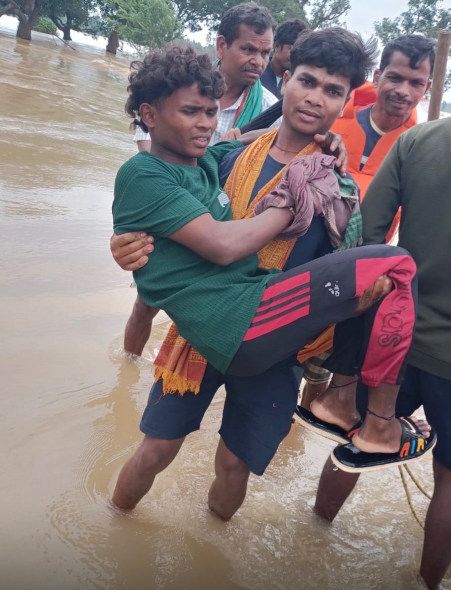 SRC_Odisha's tweet photo. A snake-bite victim from Gotaliguda village under Kosagumuda Block, Nabarangpur district, was successfully rescued and evacuated by the ODRAF team for immediate medical attention and treatment.@CMO_Odisha @SecyChief @HFWOdisha @IPR_Odisha https://t.co/oAdiwJyvGp