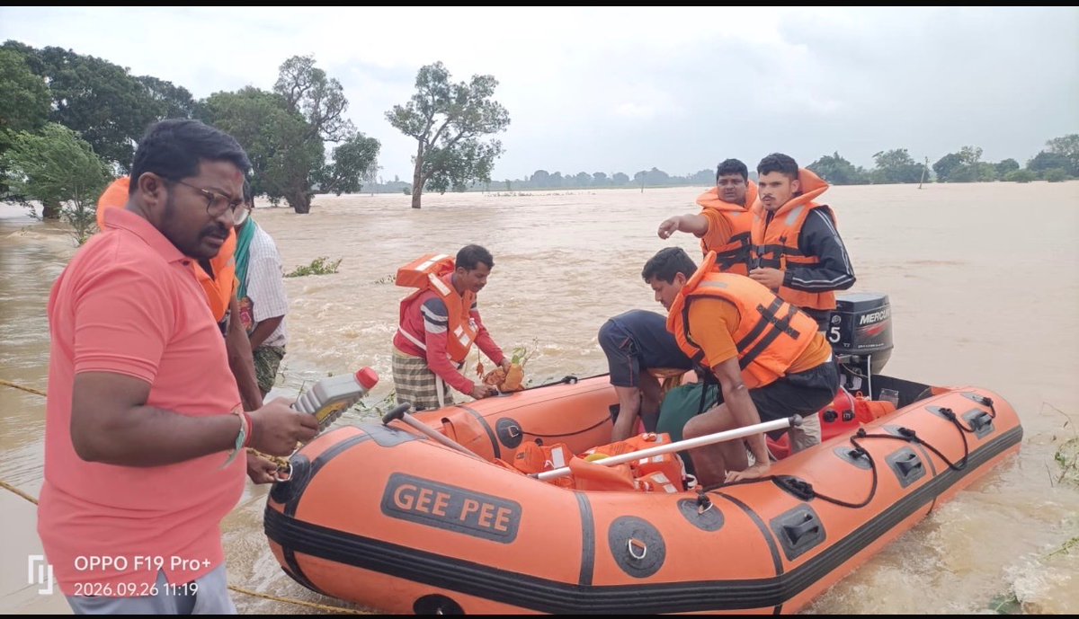 SRC_Odisha's tweet photo. A snake-bite victim from Gotaliguda village under Kosagumuda Block, Nabarangpur district, was successfully rescued and evacuated by the ODRAF team for immediate medical attention and treatment.@CMO_Odisha @SecyChief @HFWOdisha @IPR_Odisha https://t.co/oAdiwJyvGp