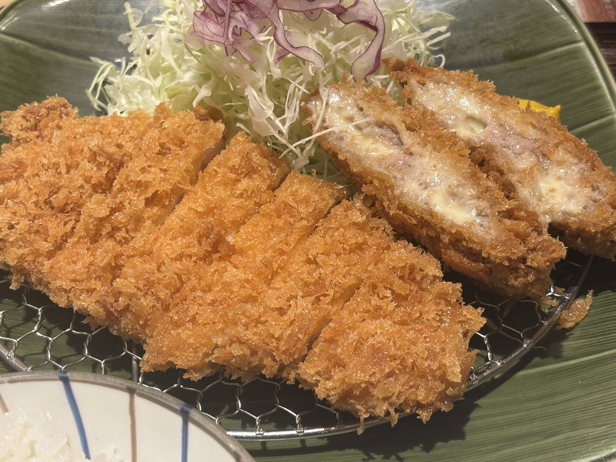 yomogimoch's tweet photo. 仕事終わり
とんかつ食べて帰ります
先週も食べたな🫠 https://t.co/MhNMjE3mkC