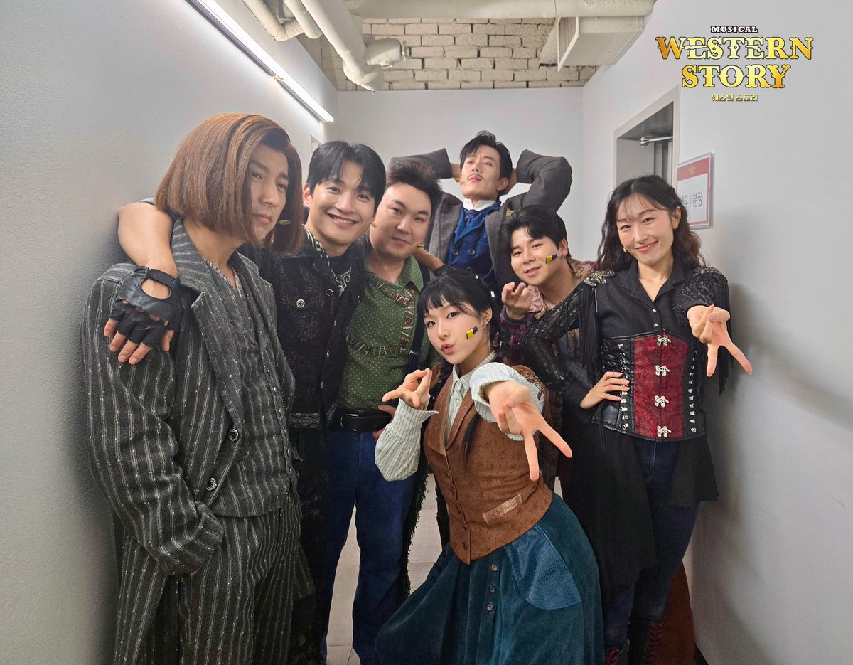 newpro_WS's tweet photo. [뮤지컬 #웨스턴스토리]

𝐌𝐔𝐒𝐈𝐂𝐀𝐋 𝐖𝐄𝐒𝐓𝐄𝐑𝐍 𝐒𝐓𝐎𝐑𝐘

🏜굿바이 서부

“살롱을 잘 부탁해!”

💎제인 존슨 #표바하
🔫빌리 후커 #정욱진
💰와이어트 어프 #최호승
💰조세핀 마커스 #한보라
💰조니 링고 #최호중
🌵버드 #박세훈
🌵해리 #신준석 https://t.co/5y0LxIaLRF