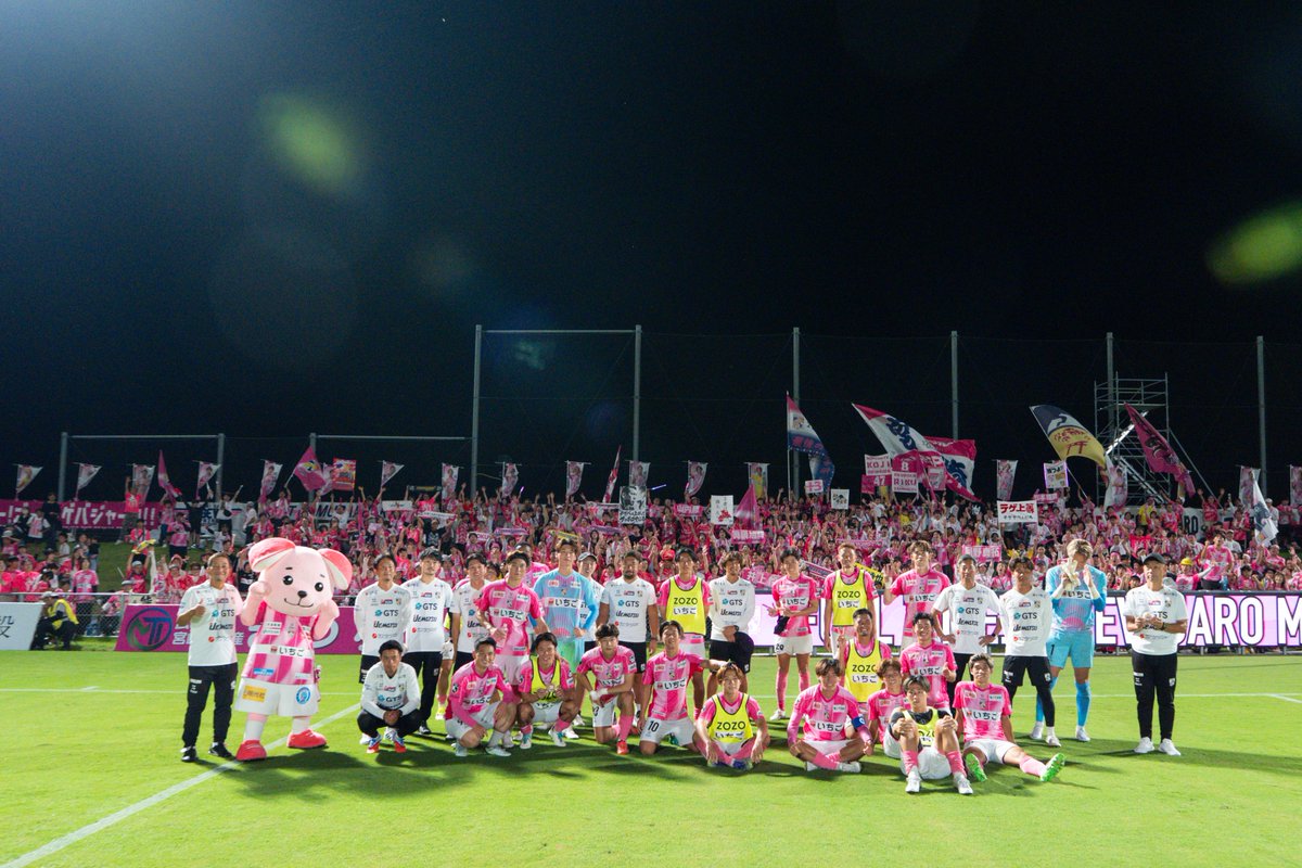 55tegevajaro's tweet photo. ／
本日も熱い応援をありがとうございました！🐶🌴
＼

試合は前半8分 #橋本啓吾 選手が巧みにそらしたボールを、#村越凱光 選手が相手をかわし豪快にゴール！

その後も攻撃を続け、前半40分 #家坂葉光 選手がスピードのあるグラウンダーのクロスをゴール前へ。最後はキャプテン #奥村晃司 選手がしっかりと合わせ2-0で折り返しました。

後半33分。CKから橋本選手が力強いヘディングシュート。こぼれ球に反応した #黒木謙吾 選手が右足でしっかりと蹴り込み、3-0とリードを広げました。

しかし、札幌の反撃を受け後半37分、48分に失点。
緊迫した展開の中で、最後まで全員で守り抜き3連勝を掴みました。

ご来場いただきました2,743名のファミリーの皆様、それぞれの場所から応援していただいた皆様、まことにありがとうございました。

▽試合レポートはこちら
・ #大熊裕司 監督会見
・ #村越凱光 選手 ＃奥村晃司 選手 #家坂葉光 選手インタビュー
🔗https://t.co/LpUSPI17vt

＃テゲバジャーロ宮崎 #テゲバ #宮崎総力戦