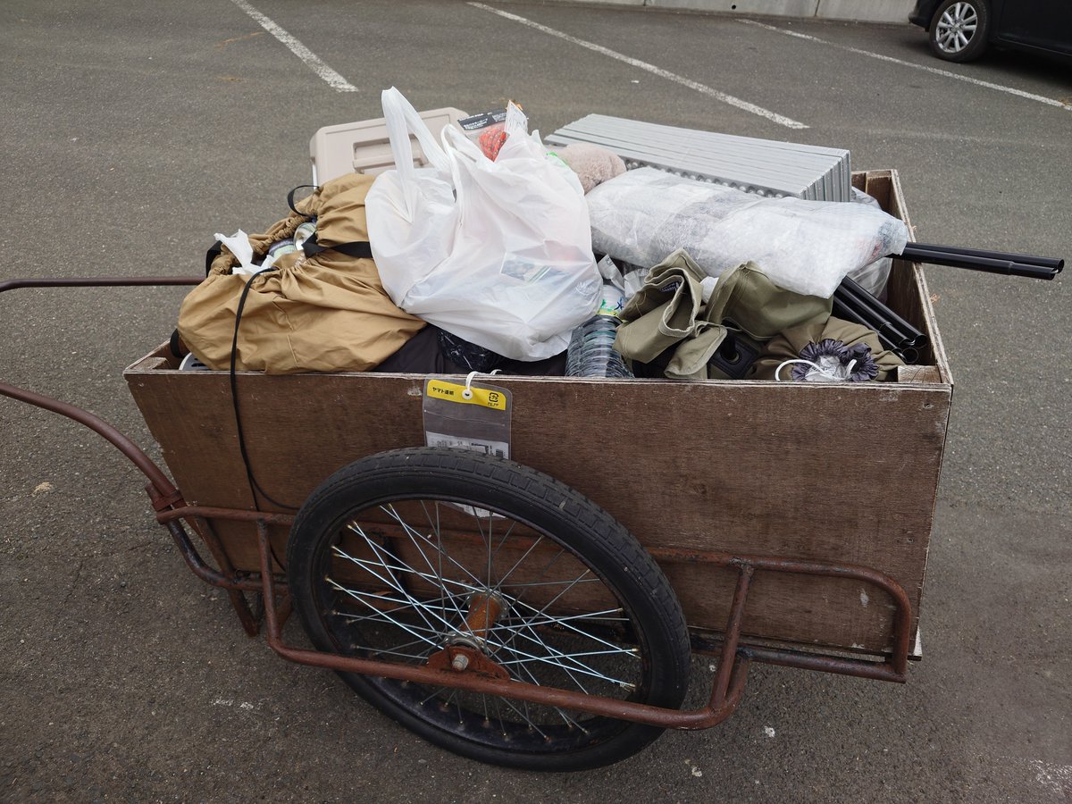 kirilan_r's tweet photo. ソロキャンプとは思えない荷物量のリヤカー引っ張って帰ろうとしたら、管理人さんに声掛けられた。
「ゆっくり出来たかい？😊」
早朝に喋ってたアホ男二人組に文句言ってしまったこと、3m至近にテント張ろうとした男にもうちょっと離れてくれと言った事を正直に話した。
管理人さん曰く https://t.co/sYgDikF7AT