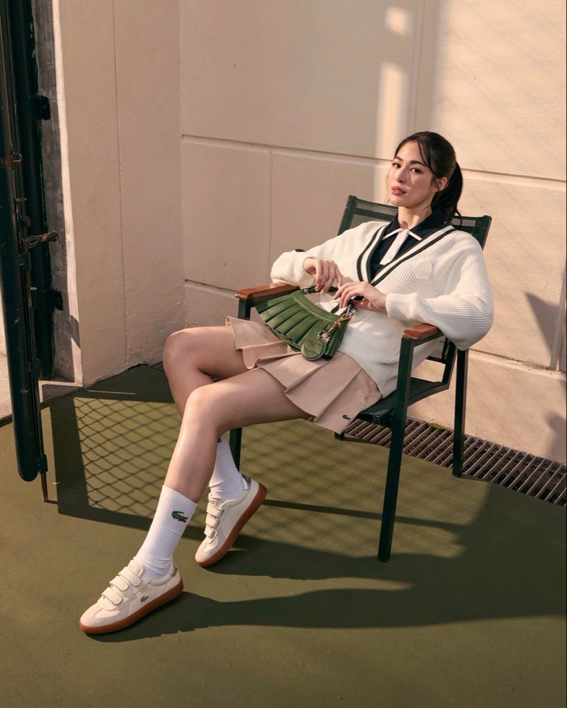 Siam_Paragon's tweet photo. “หลิงหลิง (@linglingsirilak)” ร่วมถ่ายทอดเสน่ห์แห่ง SPORT & LIFESTYLE ของ LACOSTE ผ่านคอลเลกชัน Fall Winter 2026 ที่นำ DNA ของแบรนด์มาตีความผ่านสองสไตล์ ได้แก่ Tennis Heritage และ Lifestyle ถ่ายทอดเสน่ห์ของเครื่องแต่งกายที่ไม่ได้จำกัดอยู่เพียงในสนามกีฬา แต่สามารถนำมาปรับเข้ากับสไตล์ในชีวิตประจำวันได้อย่างลงตัว

สัมผัสคอลเลกชัน Fall Winter 2026 จาก LACOSTE ได้ที่ Paragon Department Store ชั้น 2 สยามพารากอน 

#LACOSTE #LACOSTETH @LACOSTE 
#linglingkwong #SiamParagon