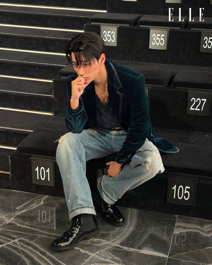 ELLEThailand's tweet photo. หล่อบาดใจ! เปิดภาพลุคชมโชว์ของ SAN แห่วง ATEEZ แบรนด์แอมบาสซาเดอร์ของ Dolce&amp;Gabbana ที่แฟชั่นโชว์ Spring/Summer 2027 ที่มิลานแฟชั่นวีค

#ELLEThailand
#DGSS27 #CHOISAN
#SANxDolceGabbanaSS27 https://t.co/Ir9q2ONAoE