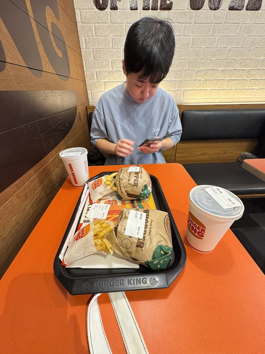 gui_eternity's tweet photo. バーガーキングも二郎も食べて今日はおいしいもんもいっぱい食べたので大満足です☺️ https://t.co/FfOT0yEvjn