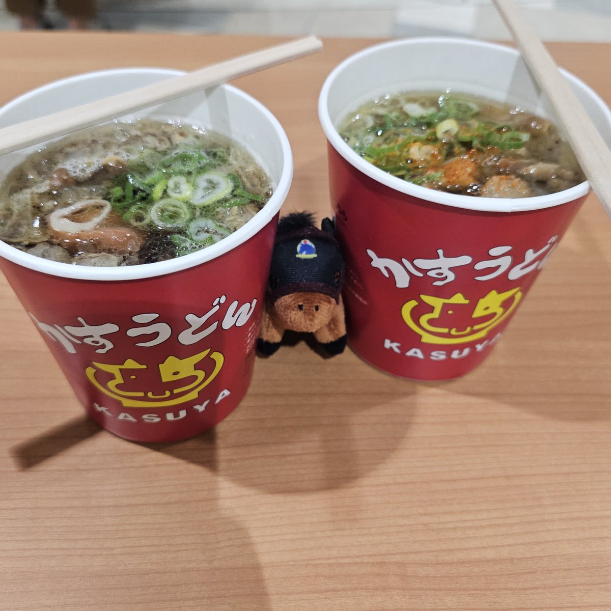 C_cat_SJ's tweet photo. 今日はうどんとたこ焼きとなんちゃらブーケかんちゃらティー美味しかったな~！！！！あとほかほかもっちりベビーカステラ☺️ https://t.co/FRKLwbwE9p
