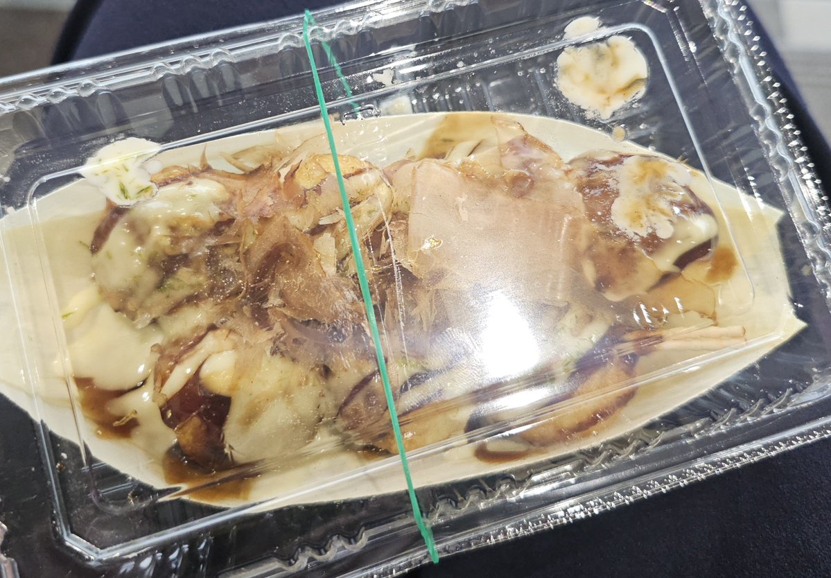C_cat_SJ's tweet photo. 今日はうどんとたこ焼きとなんちゃらブーケかんちゃらティー美味しかったな~！！！！あとほかほかもっちりベビーカステラ☺️ https://t.co/FRKLwbwE9p