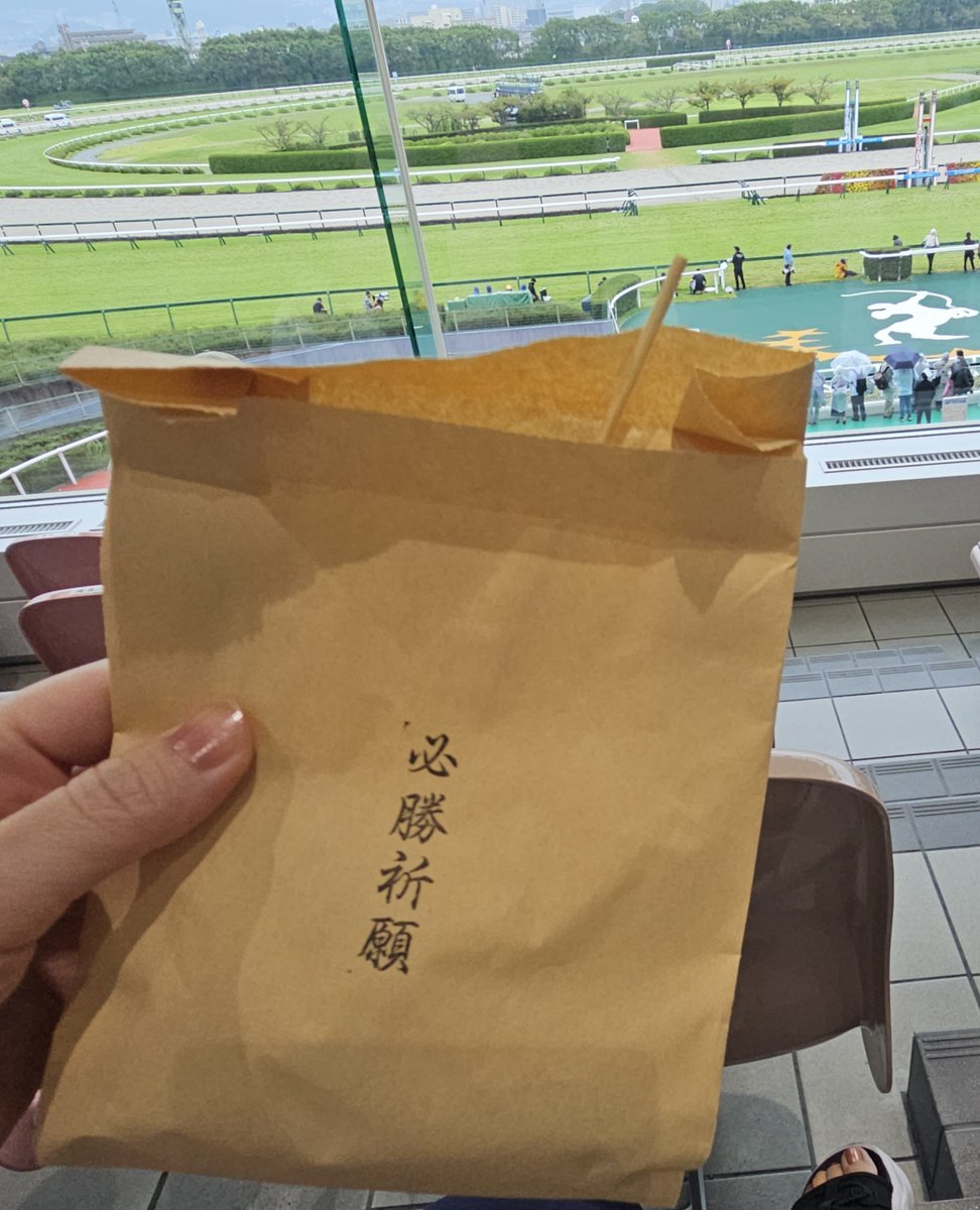 C_cat_SJ's tweet photo. 今日はうどんとたこ焼きとなんちゃらブーケかんちゃらティー美味しかったな~！！！！あとほかほかもっちりベビーカステラ☺️ https://t.co/FRKLwbwE9p
