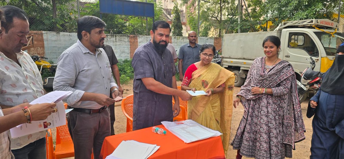 TigerRajaSingh's tweet photo. आज मेरे गोशामहल विधानसभा क्षेत्र स्थित कार्यालय में शादी मुबारक एवं कल्याण लक्ष्मी योजना के अंतर्गत 70 पात्र लाभार्थियों को चेक वितरित किए।

लाभार्थियों से स्पष्ट कहा कि यह सहायता उनका अधिकार है। इसके लिए किसी बिचौलिए को रिश्वत या कमीशन देने की जरूरत नहीं है। यदि कोई चेक दिलाने के नाम पर पैसे मांगे, तो तुरंत MRO, पुलिस या मेरे कार्यालय में शिकायत करें।