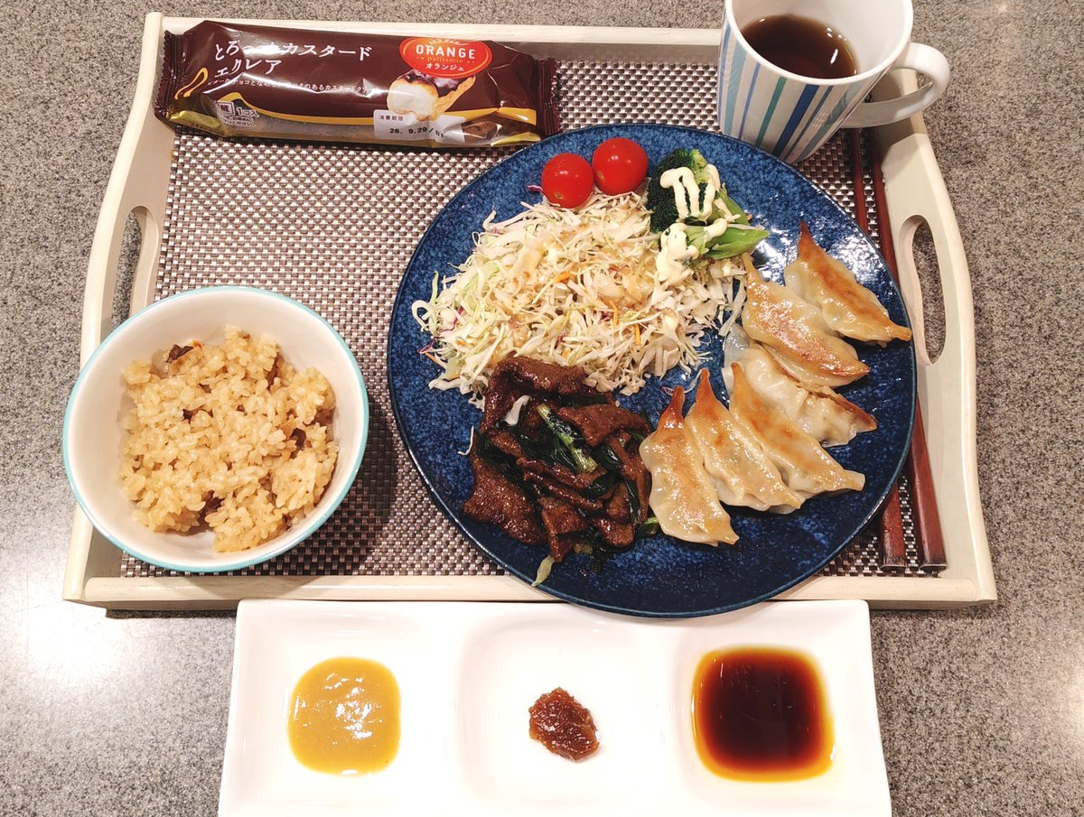 RyuTny's tweet photo. こんばんは～🙋

今夜のソロ飯🥢
✓焼き餃子🥟酢味噌/甘味噌/酢醤油
✓レバニラ炒め
✓野菜サラダ
✓エリンギ炊き込みご飯
✓デザートはエクレア

次はトウモロコシご飯でも炊いてみようかな🌽🍚

来週までしばらく雨は降り続きそうだな
明日の散歩は……🐺⁉️

おやすみ〜

#ソロ飯 https://t.co/TaRuKB7xFz