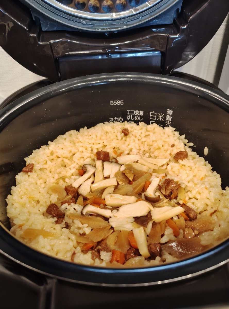 RyuTny's tweet photo. こんばんは～🙋

今夜のソロ飯🥢
✓焼き餃子🥟酢味噌/甘味噌/酢醤油
✓レバニラ炒め
✓野菜サラダ
✓エリンギ炊き込みご飯
✓デザートはエクレア

次はトウモロコシご飯でも炊いてみようかな🌽🍚

来週までしばらく雨は降り続きそうだな
明日の散歩は……🐺⁉️

おやすみ〜

#ソロ飯 https://t.co/TaRuKB7xFz