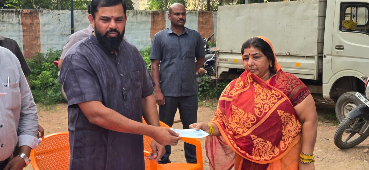 TigerRajaSingh's tweet photo. आज मेरे गोशामहल विधानसभा क्षेत्र स्थित कार्यालय में शादी मुबारक एवं कल्याण लक्ष्मी योजना के अंतर्गत 70 पात्र लाभार्थियों को चेक वितरित किए।

लाभार्थियों से स्पष्ट कहा कि यह सहायता उनका अधिकार है। इसके लिए किसी बिचौलिए को रिश्वत या कमीशन देने की जरूरत नहीं है। यदि कोई चेक दिलाने के नाम पर पैसे मांगे, तो तुरंत MRO, पुलिस या मेरे कार्यालय में शिकायत करें।