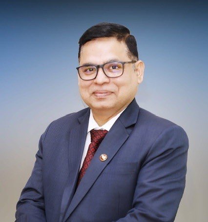 bagha_mamu's tweet photo. Meet Mr Kalyan Kumar
He works as MD of @centralbank_in 
He belives in 2026 colleges dont accept fees in cash/debit card/upi can only be paid over the counter in a bank.
He Posts AI generated fake Videos online to defend the toxic work culture of Central Bank of India.
Kalyan Kumar is a parasite to India.