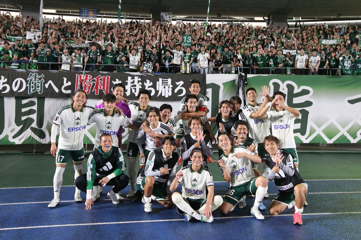 yamagafc's tweet photo. 最高の笑顔と最高の景色🟢

この1勝をきっかけに、ここから這い上がる。
1試合1試合、全員で泥臭く、勝点を積み上げていきます。

引き続き共闘よろしくお願いします🙌

#yamaga #サイコウ https://t.co/xcGMQBohjr