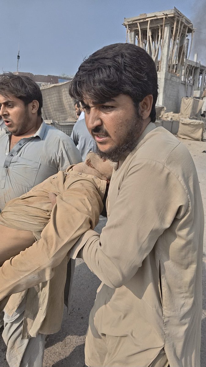 sumair_shah123's tweet photo. ڈیرہ اسماعیل خان کے علاقے درازندہ میں مبینہ خودکش دھماکا،ذرائع
دھماکاڈی آئی خان،کوئٹہ روڈپرواقع انسداداسمگلنگ،امن میلہ پولیس چیک پوسٹ پرہوا
دھماکےکےنتیجےمیں مجموعی طورپر11افرادنےجام شہادت نوش کرلیا،ذرائع
Dera Ismail Khan Blast
#DIKHAN
#DefenderOfNationCDF
#ShieldForSoilCDF https://t.co/iVTwb9Mqze