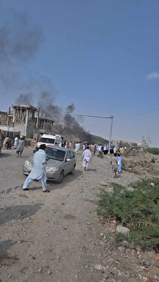 sumair_shah123's tweet photo. ڈیرہ اسماعیل خان کے علاقے درازندہ میں مبینہ خودکش دھماکا،ذرائع
دھماکاڈی آئی خان،کوئٹہ روڈپرواقع انسداداسمگلنگ،امن میلہ پولیس چیک پوسٹ پرہوا
دھماکےکےنتیجےمیں مجموعی طورپر11افرادنےجام شہادت نوش کرلیا،ذرائع
Dera Ismail Khan Blast
#DIKHAN
#DefenderOfNationCDF
#ShieldForSoilCDF https://t.co/iVTwb9Mqze