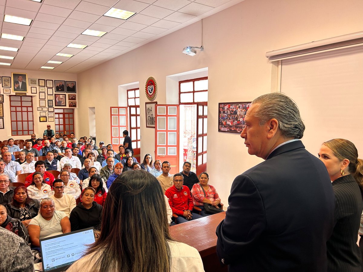 SUFRAGIOrevista's tweet photo. *COPARMEX PUEBLA Y CTM PUEBLA ACUERDAN IMPULSAR UNA AGENDA CONJUNTA PARA FORTALECER LA PRODUCTIVIDAD Y EL EMPLEO*

Puebla, Puebla, 25 de septiembre de 2026.— Ante un auditorio lleno de dirigentes sindicales de diversas ramas industriales, la presidenta de @CoparmexPuebla , @CoparmexPdtePue , clausuró la conferencia magistral impartida por el jefe de Pensiones de la Delegación Estatal del IMSS en Puebla, Lic. Fernando Castillo, realizada en las instalaciones de la @CTMPuebla.

El encuentro se celebró previo al evento de firma de memorándum hacia la conformación del Consejo Nacional, Social, Económico y Ambiental (CONSEA) que se llevará a cabo este lunes 28 de septiembre a las 11:00 hrs. en el teatro del CCU de la BUAP.  Este nuevo organismo busca ser una herramienta para construir consensos, fortalecer la democracia, promover la justicia social y avanzar hacia un desarrollo inclusivo.

Durante su intervención, Beatriz Camacho destacó la importancia de apostar decididamente por la capacitación de las y los trabajadores y de colocar a la persona humana en el centro de las estrategias de productividad.

“La participación corresponsable de trabajadores, empleadores y gobierno es clave para enfrentar los retos actuales y futuros en los ámbitos laboral, económico, social y ambiental, con una visión integral y representativa”.

La presidenta de COPARMEX Puebla señaló que el crecimiento económico debe traducirse en beneficios para quienes participan en la generación de la riqueza, tanto desde el sector empresarial como desde la fuerza laboral, al considerar que la inversión y el trabajo forman parte de una misma cadena productiva.

El tripartismo, una vía para construir instituciones sociales
En su oportunidad, @leobardosoto Soto Martínez, líder de las y los cetemistas en la entidad, destacó los beneficios del tripartismo, al señalar que la participación coordinada de trabajadores, empleadores y gobierno ha permitido la creación y consolidación de instituciones fundamentales para la seguridad y el bienestar social.

Como ejemplo, mencionó al Instituto Mexicano del Seguro Social (IMSS) y al INFONAVIT, instituciones en las que participan los sectores laboral y empresarial, junto con el Gobierno de México.

Soto Martínez destacó que este modelo de participación permite construir acuerdos y generar instituciones que atiendan las necesidades de las y los trabajadores, al tiempo que contribuyen al desarrollo económico y social del país.

Patrones y sindicatos, por una agenda común
Previo a la clausura del evento, la presidenta de COPARMEX Puebla sostuvo una reunión de trabajo con el secretario general de la FTP-CTM, Leobardo Soto Martínez, así como con lideresas sindicales de diferentes ramas industriales.

Durante el encuentro se acordó avanzar en una agenda conjunta entre patrones y sindicatos, orientada a fortalecer la cadena productiva del estado de Puebla y generar mejores condiciones para el desarrollo económico y laboral.

Durante la reunión y posteriormente ante los representantes sindicales, se puso de manifiesto que el sector empresarial y el sector laboral deben trabajar como un solo equipo, mediante el diálogo y la construcción de acuerdos que permitan fortalecer la productividad, impulsar nuevas inversiones y contribuir a la generación de más fuentes de empleo en Puebla.

La participación coordinada de ambos sectores resulta fundamental para enfrentar los retos de la actividad productiva y construir condiciones que permitan que el crecimiento económico genere beneficios tanto para las empresas como para las trabajadoras y los trabajadores.

La conferencia magistral estuvo a cargo del Lic. Fernando Castillo, jefe de Pensiones de la Delegación Estatal del IMSS en Puebla, quien abordó aspectos relacionados con el sistema de pensiones y la seguridad social ante dirigentes y representantes sindicales.

En el encuentro también participó René Sánchez Pérez, representante obrero de la CTM ante el Consejo Consultivo del IMSS en Puebla.