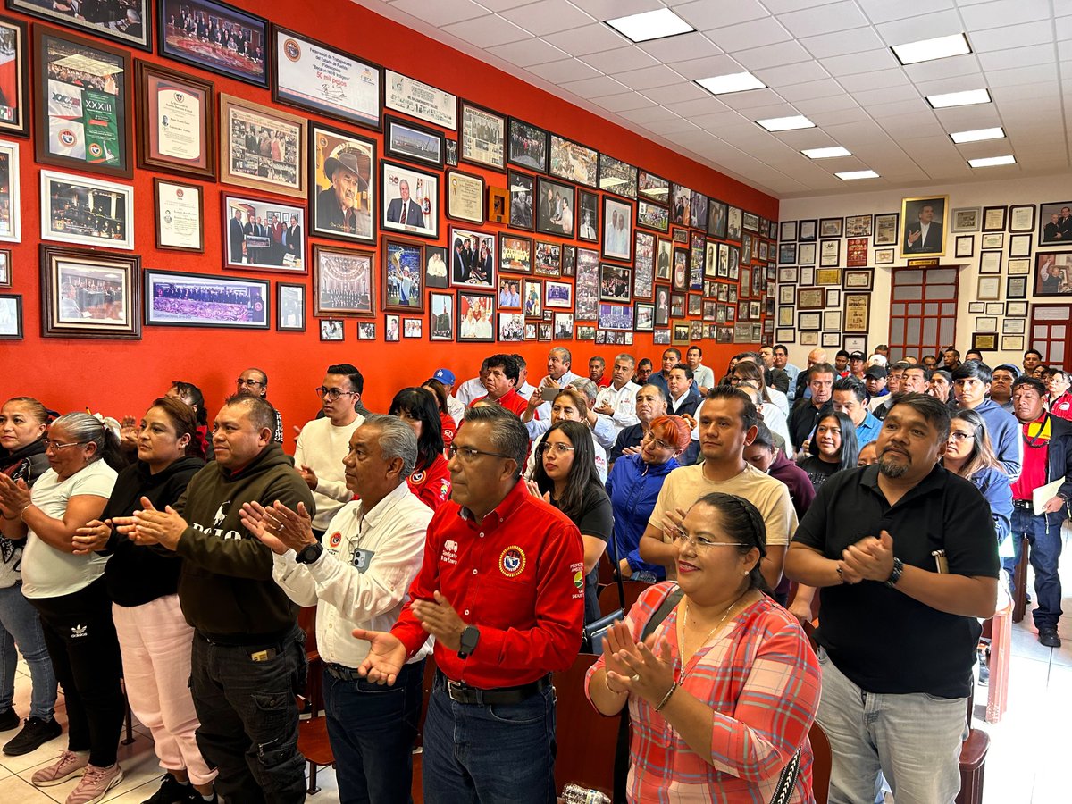 SUFRAGIOrevista's tweet photo. *COPARMEX PUEBLA Y CTM PUEBLA ACUERDAN IMPULSAR UNA AGENDA CONJUNTA PARA FORTALECER LA PRODUCTIVIDAD Y EL EMPLEO*

Puebla, Puebla, 25 de septiembre de 2026.— Ante un auditorio lleno de dirigentes sindicales de diversas ramas industriales, la presidenta de @CoparmexPuebla , @CoparmexPdtePue , clausuró la conferencia magistral impartida por el jefe de Pensiones de la Delegación Estatal del IMSS en Puebla, Lic. Fernando Castillo, realizada en las instalaciones de la @CTMPuebla.

El encuentro se celebró previo al evento de firma de memorándum hacia la conformación del Consejo Nacional, Social, Económico y Ambiental (CONSEA) que se llevará a cabo este lunes 28 de septiembre a las 11:00 hrs. en el teatro del CCU de la BUAP.  Este nuevo organismo busca ser una herramienta para construir consensos, fortalecer la democracia, promover la justicia social y avanzar hacia un desarrollo inclusivo.

Durante su intervención, Beatriz Camacho destacó la importancia de apostar decididamente por la capacitación de las y los trabajadores y de colocar a la persona humana en el centro de las estrategias de productividad.

“La participación corresponsable de trabajadores, empleadores y gobierno es clave para enfrentar los retos actuales y futuros en los ámbitos laboral, económico, social y ambiental, con una visión integral y representativa”.

La presidenta de COPARMEX Puebla señaló que el crecimiento económico debe traducirse en beneficios para quienes participan en la generación de la riqueza, tanto desde el sector empresarial como desde la fuerza laboral, al considerar que la inversión y el trabajo forman parte de una misma cadena productiva.

El tripartismo, una vía para construir instituciones sociales
En su oportunidad, @leobardosoto Soto Martínez, líder de las y los cetemistas en la entidad, destacó los beneficios del tripartismo, al señalar que la participación coordinada de trabajadores, empleadores y gobierno ha permitido la creación y consolidación de instituciones fundamentales para la seguridad y el bienestar social.

Como ejemplo, mencionó al Instituto Mexicano del Seguro Social (IMSS) y al INFONAVIT, instituciones en las que participan los sectores laboral y empresarial, junto con el Gobierno de México.

Soto Martínez destacó que este modelo de participación permite construir acuerdos y generar instituciones que atiendan las necesidades de las y los trabajadores, al tiempo que contribuyen al desarrollo económico y social del país.

Patrones y sindicatos, por una agenda común
Previo a la clausura del evento, la presidenta de COPARMEX Puebla sostuvo una reunión de trabajo con el secretario general de la FTP-CTM, Leobardo Soto Martínez, así como con lideresas sindicales de diferentes ramas industriales.

Durante el encuentro se acordó avanzar en una agenda conjunta entre patrones y sindicatos, orientada a fortalecer la cadena productiva del estado de Puebla y generar mejores condiciones para el desarrollo económico y laboral.

Durante la reunión y posteriormente ante los representantes sindicales, se puso de manifiesto que el sector empresarial y el sector laboral deben trabajar como un solo equipo, mediante el diálogo y la construcción de acuerdos que permitan fortalecer la productividad, impulsar nuevas inversiones y contribuir a la generación de más fuentes de empleo en Puebla.

La participación coordinada de ambos sectores resulta fundamental para enfrentar los retos de la actividad productiva y construir condiciones que permitan que el crecimiento económico genere beneficios tanto para las empresas como para las trabajadoras y los trabajadores.

La conferencia magistral estuvo a cargo del Lic. Fernando Castillo, jefe de Pensiones de la Delegación Estatal del IMSS en Puebla, quien abordó aspectos relacionados con el sistema de pensiones y la seguridad social ante dirigentes y representantes sindicales.

En el encuentro también participó René Sánchez Pérez, representante obrero de la CTM ante el Consejo Consultivo del IMSS en Puebla.