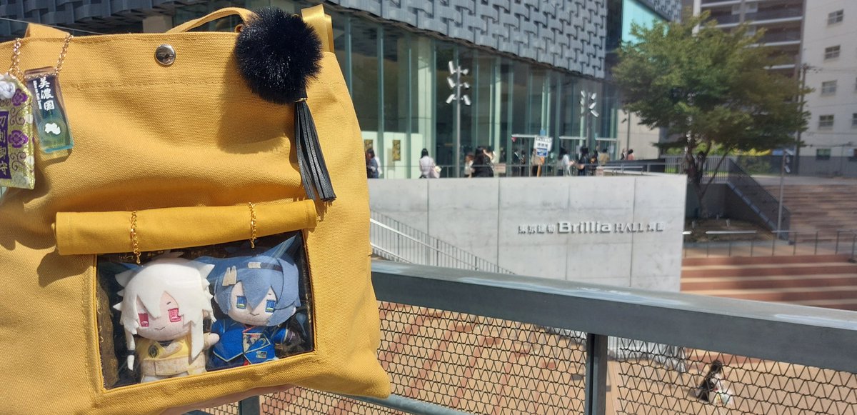 n_yukiura's tweet photo. 痛バを持ちたいけど、フルオープンな痛バは気恥ずかしかったので、手持ちのあぶらげ色トートに穴を空けてぬい部屋をつくって御簾をつけました🫣
くるくる巻いて上で留めています。普段は下げて、磁石で端はくっついてます。飾りポケットに見えないこともない、ということにしておく。 https://t.co/rtsAfKQO5P
