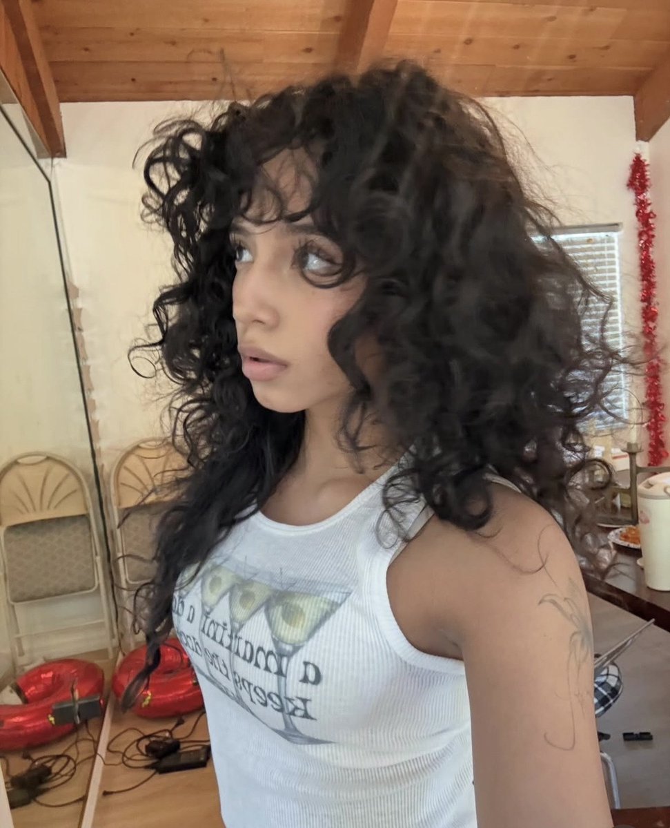 4coroas's tweet photo. ⠀⠀
₊⊹˖ ⟡ hermione jean granger ⋆ @enIouqueceria.
𝑖dade: 20 anos.
𝑝ronomes: ela/dela.
𝑠exualidade: bissexual.
𝑟eino: verão.
⠀⠀ https://t.co/c9bAODmZx4