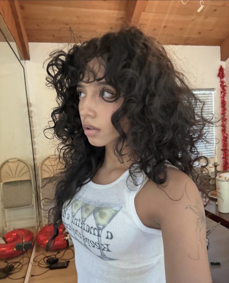 4coroas's tweet photo. ⠀⠀
₊⊹˖ ⟡ hermione jean granger ⋆ @enIouqueceria.
𝑖dade: 20 anos.
𝑝ronomes: ela/dela.
𝑠exualidade: bissexual.
𝑟eino: verão.
⠀⠀ https://t.co/c9bAODmZx4