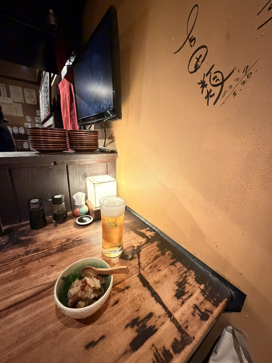 aurelie_dqx's tweet photo. おつかれ山！！
なんと吉田類様もご来店であった。見守られながら美味しくいただきました。
らくよう茸ってこの時期でしか食べられない北海道の定番らしい。おすすめしていただいてよかったー！ https://t.co/SeLanlY9Bg