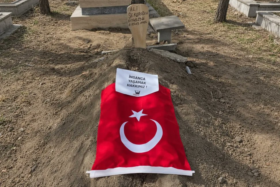 soLPortal2026's tweet photo. 'Geçinemiyoruz' eyleminde yaşamına son veren emekli polis Ali Şekeroğlu toprağa verildi
https://t.co/yDch06pGeT https://t.co/lOSX7CFM1A
