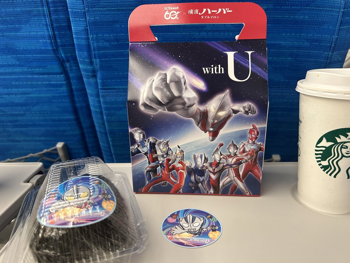 na_mikaz's tweet photo. JR東海×ウルトラマンのコラボキャンペーンしよってテオｸﾝいた！ステッカーもゲトできたよ〜〜💫おにぎりと一緒に閉じ込められたウルトラマンかわよ、、、💓 https://t.co/llTdsjsra0