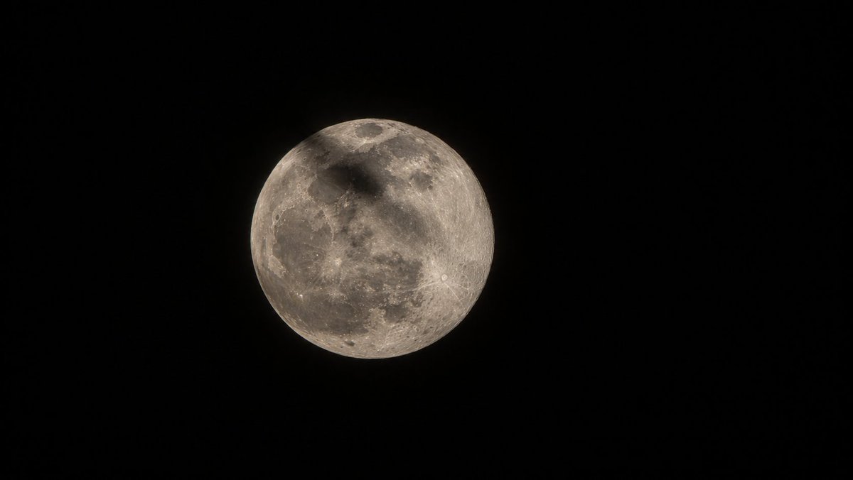 moonnseeker's tweet photo. Lama ga nyari bulan, ternyata malam ini cantik banget bulannya https://t.co/7oFBlSPgXZ