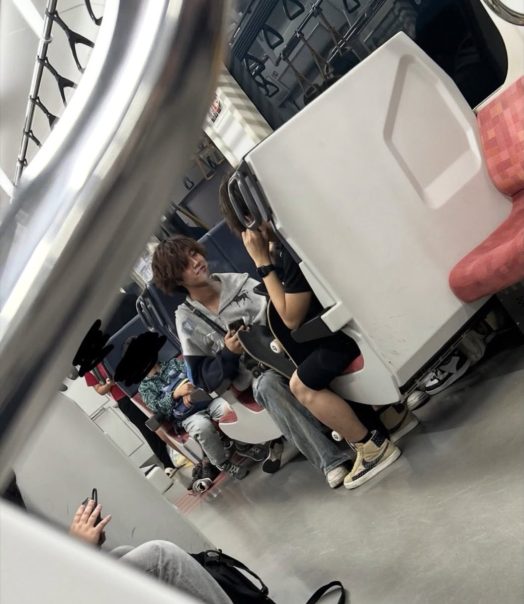shota201907's tweet photo. は？ありえないんだけど、、

新潟への道中の電車の中で、
後ろの子供に向かってタバコかけてる
人達いたらしい。

iQOS電車ないで思いっきり吸うとか
もう一生出禁でいいレベル。
スケボーもやる資格なし。

日本人かな？
同じ日本人として恥ずかしすぎる。 https://t.co/DtazC0DBMk