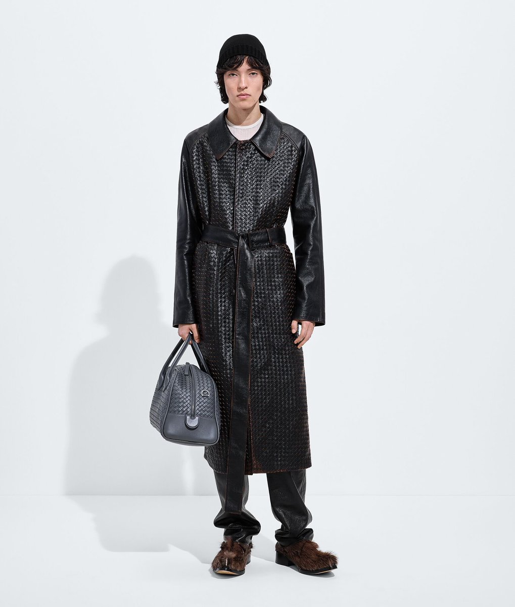 peipeppy's tweet photo. ซองชานเสิร์ฟลุคแรกด้วย Weathered Leather Coat จาก runway look เลย เริ่ด ๆๆๆ โหมดพิโมเดลทำงานค่ะ💚-💚

#BottegaVenetaSS27xSUNGCHAN #BottegaVenetaSummer2027 #Sungchan https://t.co/ylDkCxWZ2M