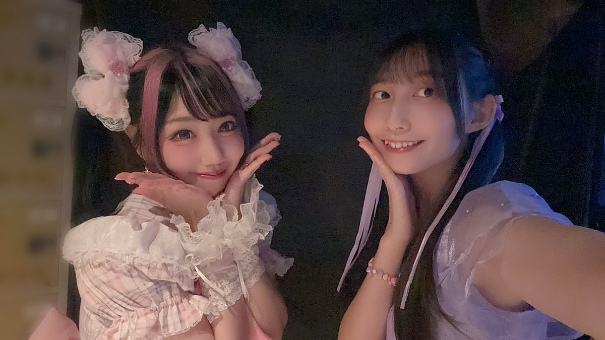 Maika_Itou's tweet photo. 愛乃もこさん(@anomoco0926 )とお写真撮っていただきました😚

アイドルらしい高めツインにピンクのデザインカラー入っててめっちゃアイドルなのに後ろ刈り上がっててギャップ萌えでした😍
ライブぴょんぴょんしながら見学されててめっちゃ可愛かったですー！

またお仕事ご一緒出来ますように( ¨̮ ) https://t.co/pMLD0Z1eAZ