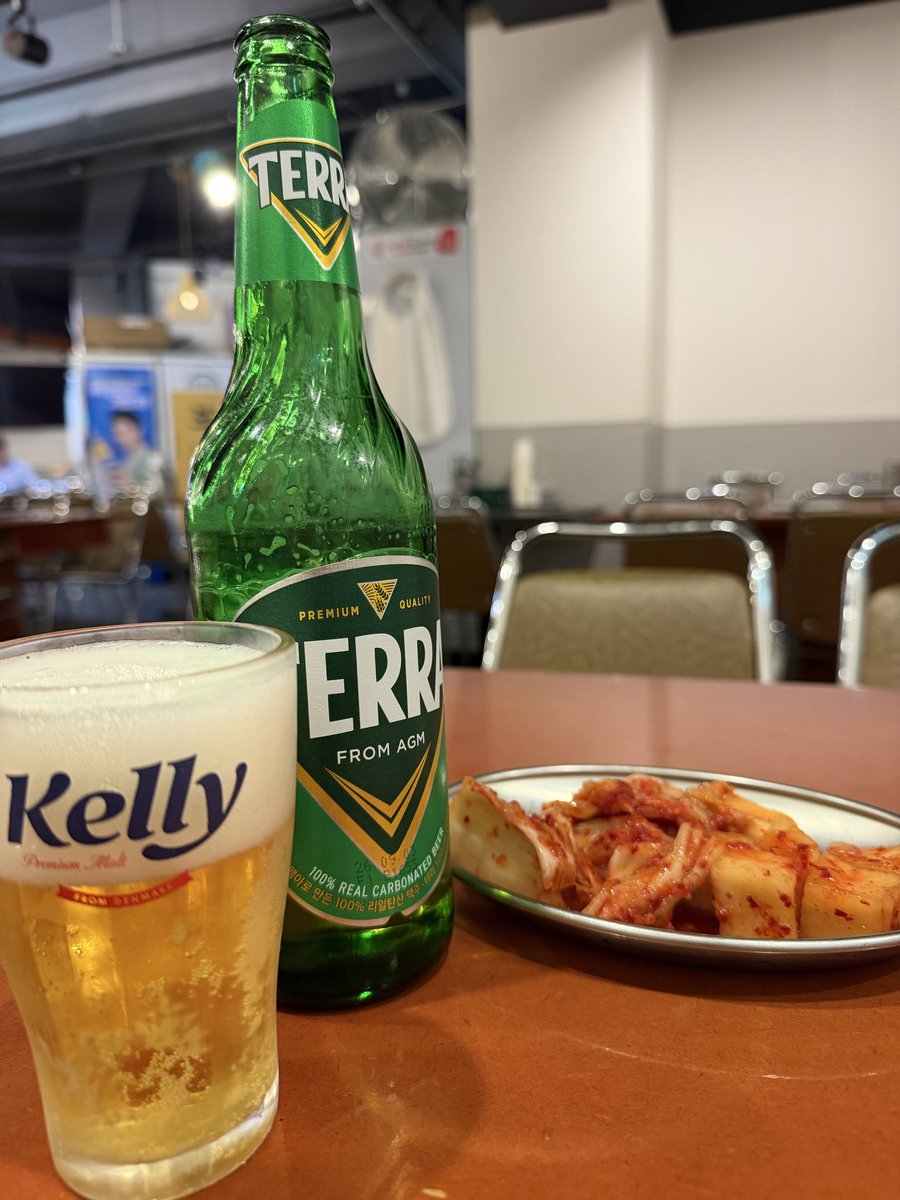 Dinosour4545's tweet photo. 韓国きましたのでとりあえずビール https://t.co/mNwm9MWgUC