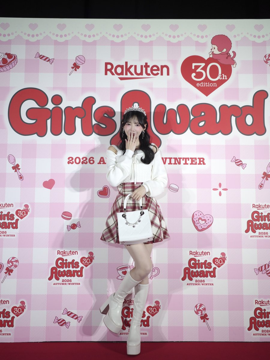 suzuki_hitomi_'s tweet photo. #ガルアワ2026AW
ありがとうございました👠💎

evelynさんのステージに
出演させていただきました👑⋆.˚

クリスマスカラーのお洋服だったよ〜❤︎
ティアラを乗せてお姫様になった気分💭
現地でも配信でも、見守ってくれてありがとう‼︎🐈 https://t.co/RTUJPnjSl7