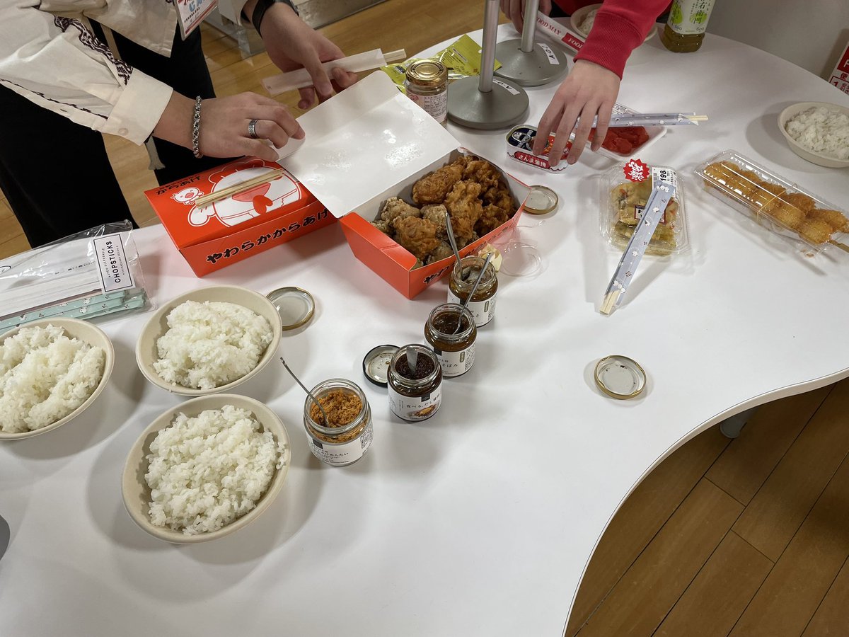 minori_minore's tweet photo. 去年のお米杯の様子をチラ見せ🍚
お昼の時間は、ご来場の皆様が会場の下の階にあったスーパーやお惣菜屋さんから、ご飯のお供を持ち寄って、豪華ランチタイムになりました。

皆さんのお気に入りのご飯のお供は、何ですか？
わたしのお気に入りは、菜納豆です🫶 https://t.co/QmctCoiTTu