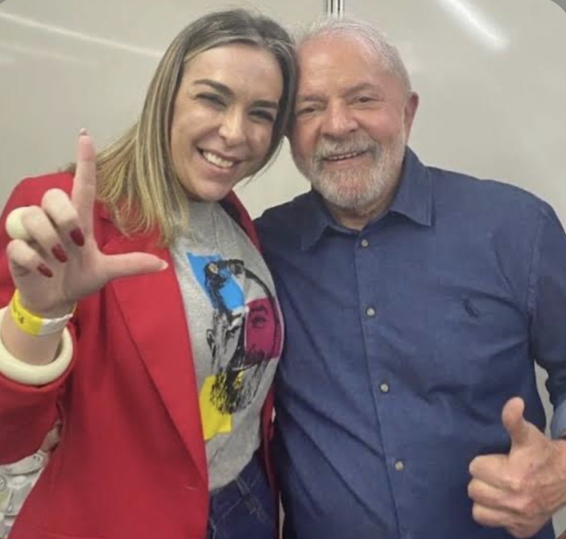 Haaaysb's tweet photo. 🚨 GRAVE: ROBERTA LUCHSINGER DIZ TER CONSEGUIDO QUE LULA LIBERASSE R$ 235 MILHÕES PARA A EXTENSÃO DA AVENIDA LITORÂNEA, EM SÃO LUÍS!

A obra foi alvo de auditoria do TCU, que apontou indícios de irregularidades na licitação e de superfaturamento.

Segundo Luchsinger, Lula “botou o pau na mesa” para fazer a obra sair.

R$ 235 MILHÕES, TCU APONTANDO IRREGULARIDADES E ESSA DECLARAÇÃO NO CENTRO DO CASO.