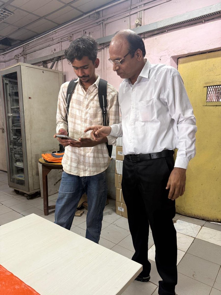 BhopalDivision's tweet photo. मंडल में चलाया जा रहा है रेलवन के प्रचार प्रसार हेतू अभियान , रेल यात्रियों को इसके लाभ एवं उपयोग हेतू किया जा रहा है जागरूक | #RailOne #RailOneApp #IndianRailways #RailYatri #RailPassengers #RailSeva #DigitalIndia #RailwayAwareness #RailwayCampaign #RailwayServices #PassengerAwareness #IndianRailwaysUpdates #रेलवन #भारतीयरेल #रेलयात्री #रेलसेवा #डिजिटलइंडिया @RailMinIndia @gmwcrailway
@wc_railway @drmkota @drmjabalpur
@AshwiniVaishnaw @PMOIndia