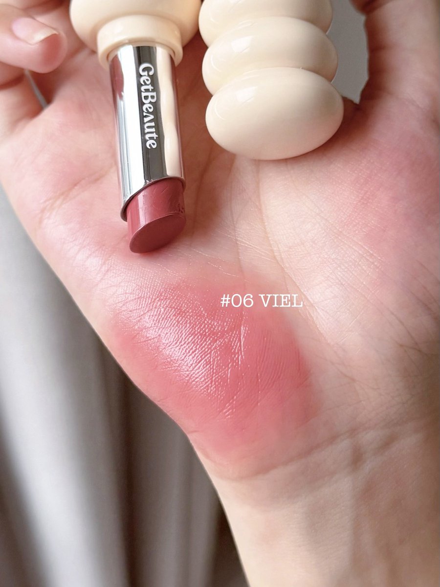 moonmoonreview's tweet photo. GetBeaute สีที่คอลแลปกับศิลปิน chubbynida คือสวยจริงงงง สี 06 VIEL ชมพูน้ำตาลตุ่นนัว Neutral tone ที่จริงใจ สีผิวไหนก็ทารอด เนื้อนุ่มเกลี่ยง่ายมาก เบาสบายปาก กลบสีปากมิด แล้วมีผ้าพันคอที่เค้าคอลแลปกัน ที่จะไว้โพกหัวก็ได้ ลายสวยมากกก ต้องมีเลย https://t.co/X5DKdMprtr