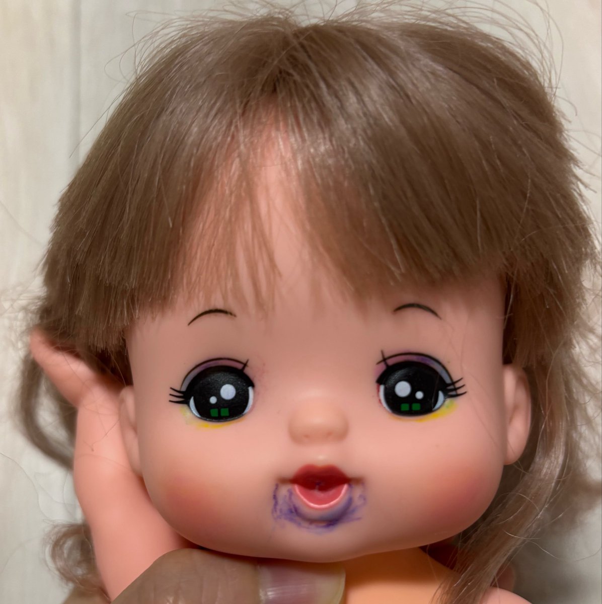 sl_nyami's tweet photo. 自分の手が黒すぎてびっくりしてるんですが、メイク落とすそうです。

娘が目頭に粘膜メイクしだした時、本当にびっくりしました。 https://t.co/vgBxZEST2v