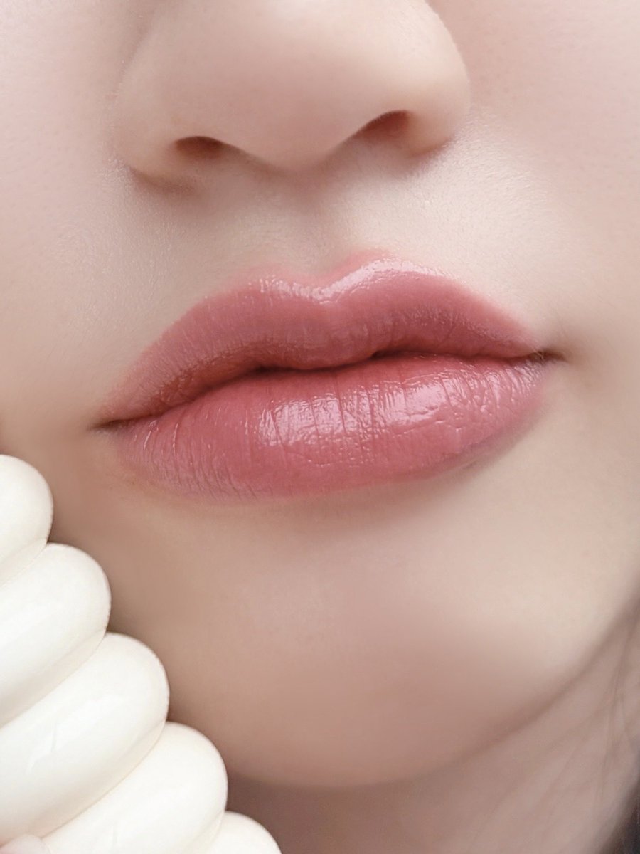 moonmoonreview's tweet photo. GetBeaute สีที่คอลแลปกับศิลปิน chubbynida คือสวยจริงงงง สี 06 VIEL ชมพูน้ำตาลตุ่นนัว Neutral tone ที่จริงใจ สีผิวไหนก็ทารอด เนื้อนุ่มเกลี่ยง่ายมาก เบาสบายปาก กลบสีปากมิด แล้วมีผ้าพันคอที่เค้าคอลแลปกัน ที่จะไว้โพกหัวก็ได้ ลายสวยมากกก ต้องมีเลย https://t.co/X5DKdMprtr