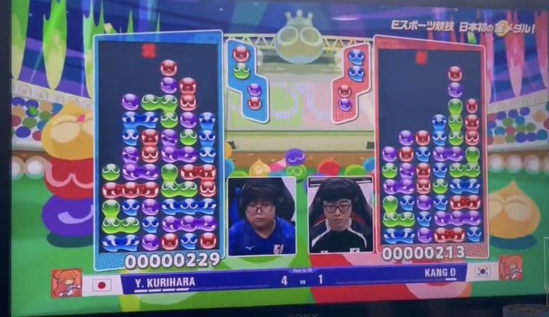 ALF_puyo2's tweet photo. 見どころ多い試合なので、解説します

①1Pは珍しく大連鎖狙いにくい歪な形。このまま時間を与えると15〜16連鎖を撃たれ、飽和火力負けするリスクが高い
②2Pの盤面を確認し、本線（主砲）を繋げたタイミングを見て、次の手で1/8（特定色の組み合わせが来る確率）発火で2連鎖ダブルの副砲を狙う

1/ https://t.co/KHb2sRyw8j