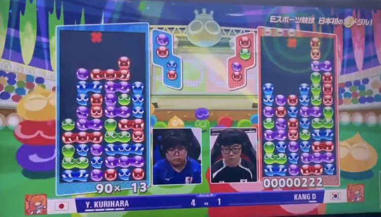 ALF_puyo2's tweet photo. 見どころ多い試合なので、解説します

①1Pは珍しく大連鎖狙いにくい歪な形。このまま時間を与えると15〜16連鎖を撃たれ、飽和火力負けするリスクが高い
②2Pの盤面を確認し、本線（主砲）を繋げたタイミングを見て、次の手で1/8（特定色の組み合わせが来る確率）発火で2連鎖ダブルの副砲を狙う

1/ https://t.co/KHb2sRyw8j