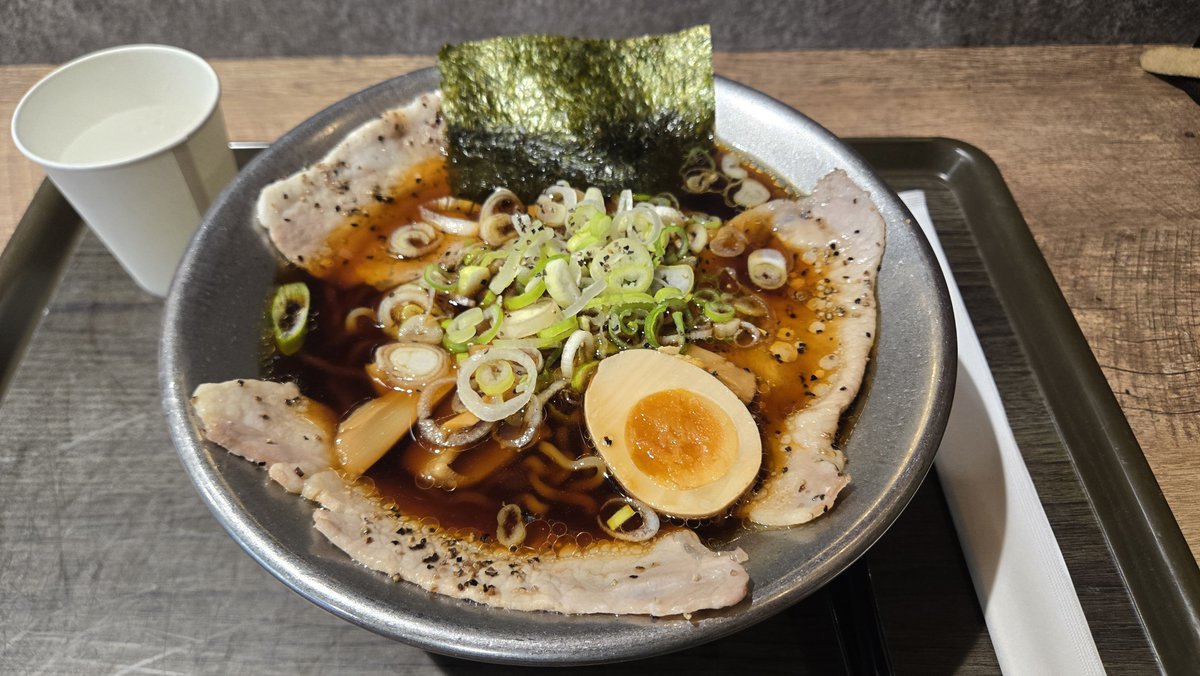 ryukiyou2010's tweet photo. 富山でよさこい祭りに参加して、帰宅中
富山と言ったらブラックラーメン🍜
明日はLIVEのPAです♪ https://t.co/dpd2TmKDQJ