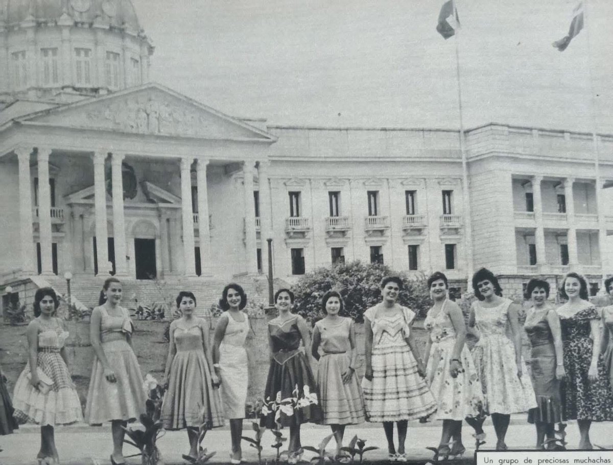 patobonato's tweet photo. 🇩🇴 Aunque no lo crean, esta es una imagen de jóvenes de República Dominicana frente al Palacio Nacional en la década de los 50.

Es increíble cómo han reemplazado a su población con haitianos en las últimas dos décadas. https://t.co/V0aVRlUar6