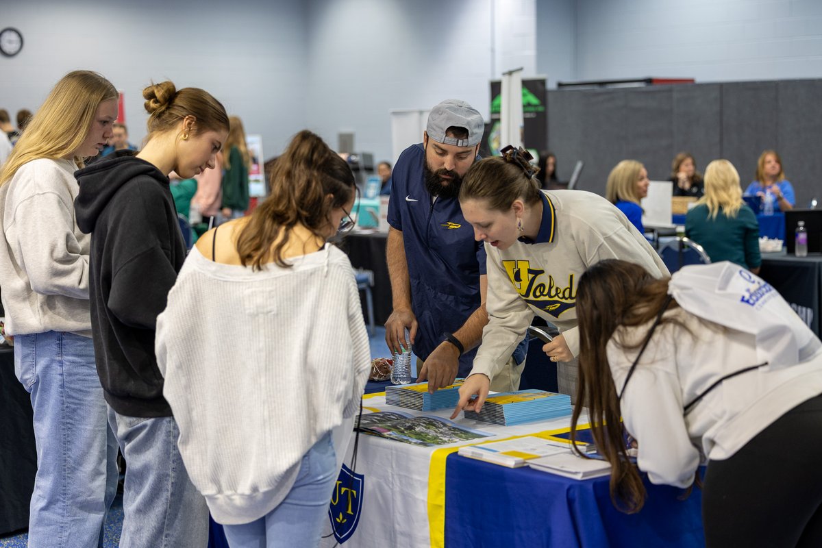 EdisonOhio's tweet photo. Connections were made, and futures were explored at Edison State's College &amp; Career Fair! Students met with employers and four-year universities to discover career opportunities, transfer options, and pathways to success. https://t.co/IHLNXmWUGC
