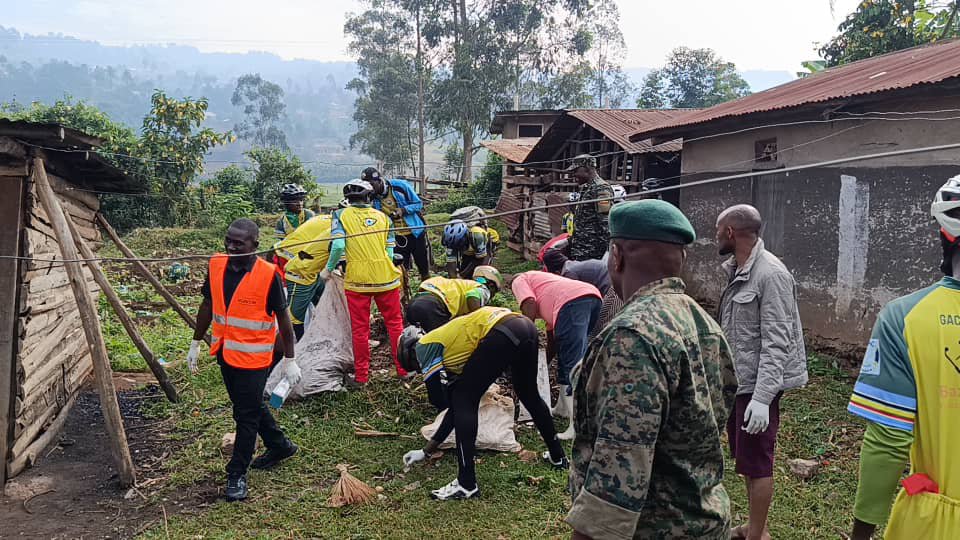 TwinamaslkoAlex's tweet photo. This morning, GACS EAC TOUR  joined the people of Bubsaare Trading Center in  Kabale to participate in today’s  National Cleaning Day  starts with a clean environment.  @GacsBike @KigeziTv @KabaleDistrict
#GACSTour #NationalCleaningDay #CleanUganda #Kabale #EAC https://t.co/czlz7M1Yui