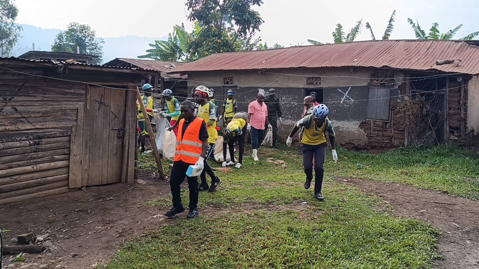 TwinamaslkoAlex's tweet photo. This morning, GACS EAC TOUR  joined the people of Bubsaare Trading Center in  Kabale to participate in today’s  National Cleaning Day  starts with a clean environment.  @GacsBike @KigeziTv @KabaleDistrict
#GACSTour #NationalCleaningDay #CleanUganda #Kabale #EAC https://t.co/czlz7M1Yui
