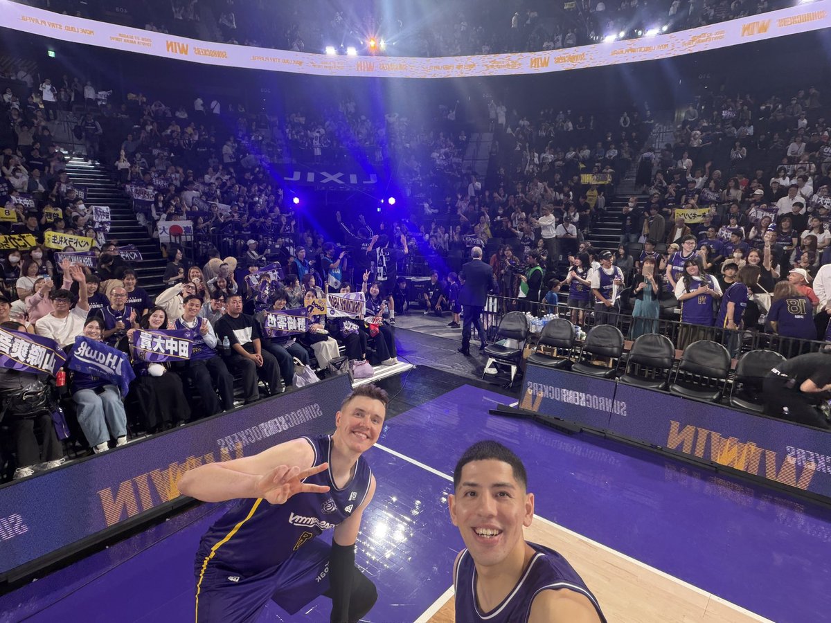TokyoSunrockers's tweet photo. 【　VICTORY SELFIE　】

本日の千葉J戦でMIPに選ばれたのは、ジョシュ・ホーキンソン選手とベンドラメ礼生選手🔥🔥

ホーキンソン選手は 22得点・16リバウンド、攻守に渡って圧巻のパフォーマンス！

ベンドラメ選手は 勝利への執念を体現。
10得点の活躍でチームを牽引！

ダブルキャプテンが初勝利でMIPに輝きました✨✨

#東京サンロッカーズ #Bリーグ
@Josh_Hawkinson @veeeeeeeeeeo