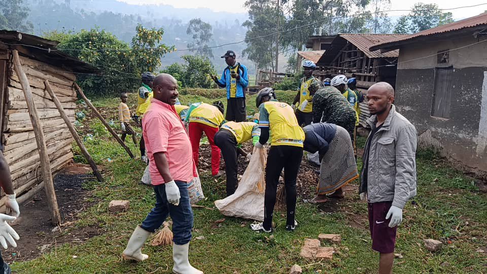 TwinamaslkoAlex's tweet photo. This morning, GACS EAC TOUR  joined the people of Bubsaare Trading Center in  Kabale to participate in today’s  National Cleaning Day  starts with a clean environment.  @GacsBike @KigeziTv @KabaleDistrict
#GACSTour #NationalCleaningDay #CleanUganda #Kabale #EAC https://t.co/czlz7M1Yui
